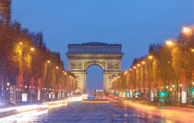 Ünlü Zafer Kemeri ve Champs Elysees Bulvarı, Paris.