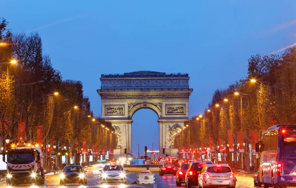 The famous Triumphal arch and Champs Elysees avenue, Paris . — стоковое фото