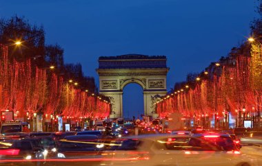 Zafer Kemeri ve Şanzelize Bulvarı 2019 Noel 'i aydınlatıyor. Paris, Fransa.