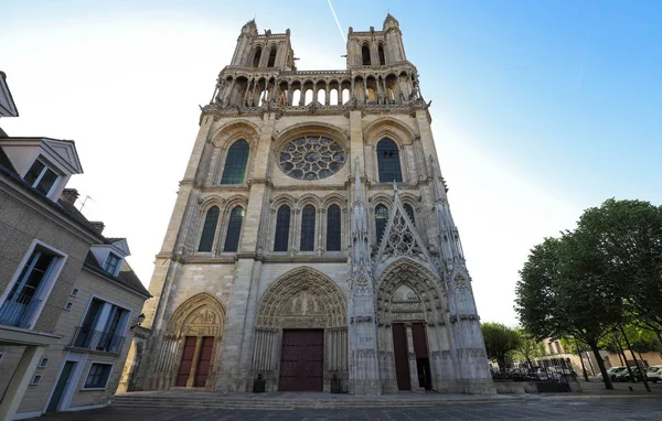 La Colegiata medieval de Nuestra Señora de Mantes en la pequeña ciudad de Mantes-la-Jolie, a unos 50 km al oeste de París, Francia . — Foto de Stock