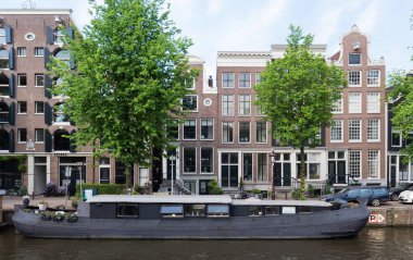 Amsterdam Kanalı şehir manzarası, tipik Hollandalı evleri ve tekneleri, Hollanda, Hollanda.