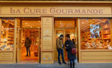 La Cure Gourmande eski moda bir şekerleme dükkanına benziyor. Motmartre, Paris, Fransa 'da bulunuyor..