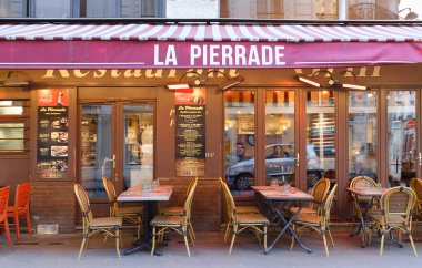 Meşhur Cafe La Pierrade. Montmartre Bölgesi, Paris, Fransa 'da yer almaktadır..