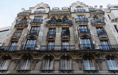 Tipik balkonları ve pencereleri olan geleneksel Fransız evi. Paris.