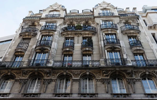 Maison traditionnelle française avec balcons et fenêtres typiques. Paris . — Photo