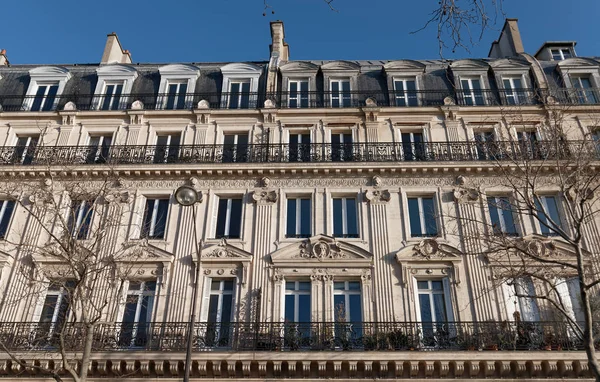 Tradisjonelle franske hus med typiske balkonger og vinduer. Paris . – stockfoto