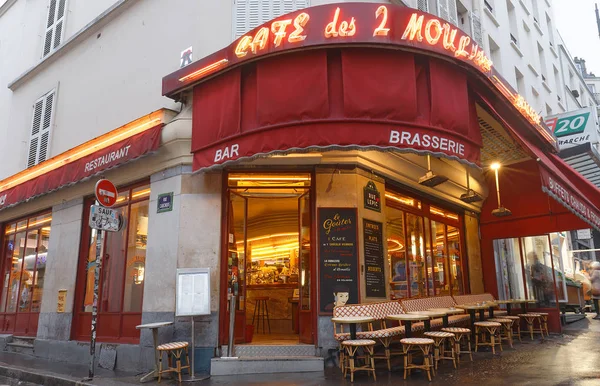 Het Café des 2 Moulins French for Two Windmills is een café in het Franse Montmartre.. — Stockfoto