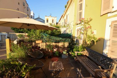 Güney Denizi Şehri manzarası - avlu, güneş şemsiyesi, bitkiler, Akdeniz mimarisi