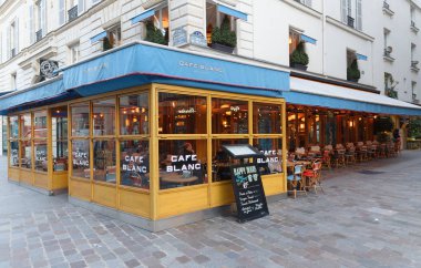 Louvre Müzesi yakınlarındaki geleneksel Fransız Kafe Blanc tarihi Paris 'in merkezinde yer almaktadır..