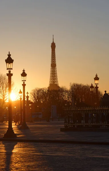 Sylwetki wieży Eiffla, latarnie uliczne na placu Concorde o zachodzie słońca w Paryżu. — Zdjęcie stockowe