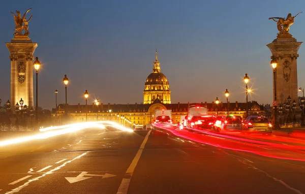 A catedral de Saint Louis à noite, Paris. Vista da ponte Alexandre III . — Fotografia de Stock