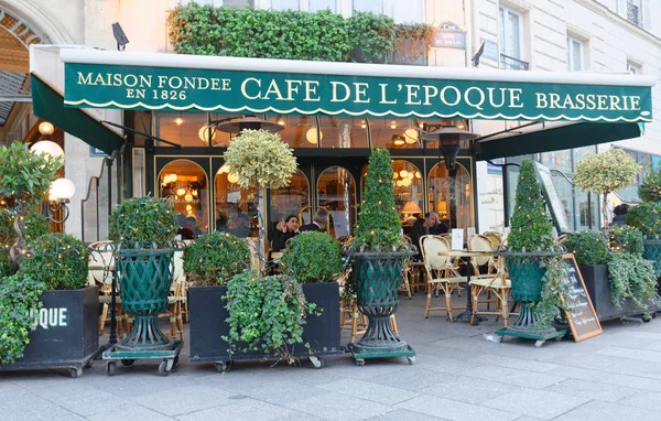 Вид на винтажное кафе Paris de Belle epoque, расположенное в квартале коммерческой Биржи в Париже, Франция — стоковое фото