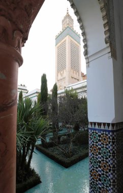 Paris 'in büyük camii - Fransa' daki Müslüman tapınağı. 1926 'da, Fransa' nın sömürge imparatorluğundan gelen Müslüman demiryolu işçilerine bir minnettarlık göstergesi olarak kuruldu..