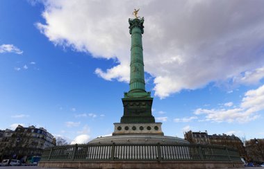 Güneşli bir günde Bastille Meydanı 'ndaki Temmuz Kolonu, Paris, Fransa.