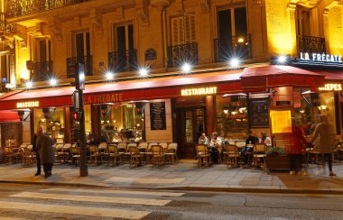 Paris, Fransa... 01 Mart 2020, Louvre Müzesi de dahil olmak üzere en tanınmış Fransız kültür mirası sahalarının yakınında bulunan La Fregate restoranının 7..