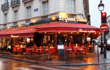Paris, Fransa-07 Mart 2020: Yağmurlu bir akşamda Grand Palais Kafe. Fransa 'nın başkenti Paris' teki Grand Palace yakınlarında yer almaktadır..