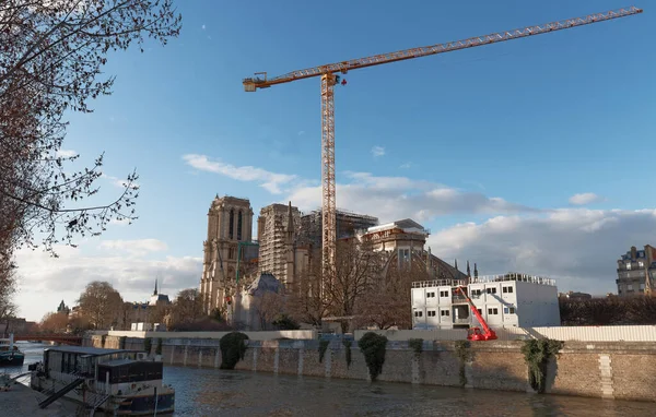 Notre Dame Katedrali 'nin çatısı ve kulesi yangında yok oldu, Paris. Fransa.