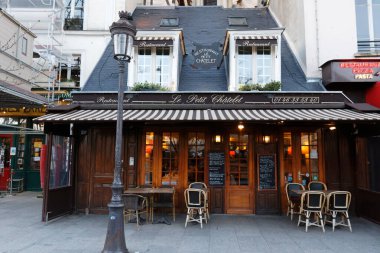 Paris, Fransa... 12 Mart 2020 'de Paris' teki Notre Dame Katedrali yakınlarındaki geleneksel Fransız restoranı Le Petit Chatelet 'te yer aldı..