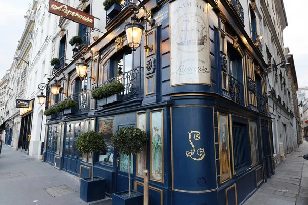 PARIS, FRANCE - 12 Mart 2020: Laperouse, Paris 'in en prestijli restoranlarından biridir, ideal Fransız mutfağı ve tarihi ile ünlüdür. Seine seddindeki eski malikanede.