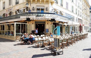Paris, Fransa, -ay 16 2017: Rue Pierre Lescot, 75001 'de bulunan geleneksel Fransız restoranı Le Bon Pecheur. Güzel bir akşam, insanlar bir kafede dinleniyor..