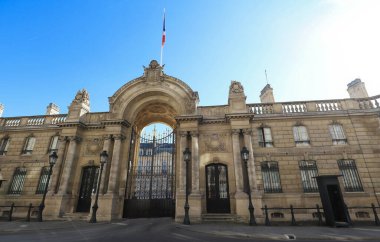 Rue du Faubourg Saint-Honore 'dan Elysee Sarayı' nın giriş kapısı görünüyor. Elysee Sarayı - Fransa cumhurbaşkanının 1848 'den beri resmi ikamet yeri..