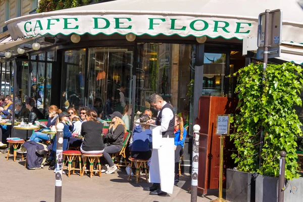 Paris Fransa-05 Mayıs 2016: Saint Germain ve Saint Benoit caddelerinin köşesindeki Cafe De Flore. Bir zamanlar Hemingway 'den Pablo Picasso' ya kadar entelektüel yıldızların eviydi..