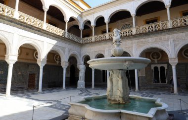 Seville, İspanya-Mayıs 03, 2019: Casa de Pilatos 'un güzel bir iç tasarımı, Mudejar unsurları ve dekorasyonları olan bir İtalyan Rönesans binası örneğidir..