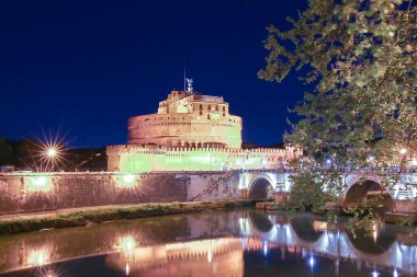 Aziz Melek Şatosu ve Aziz Melek köprüsü gece vakti Tiber Nehri üzerinde, Roma, İtalya