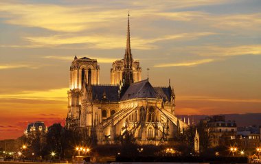 Günbatımında Notre Dame Katedrali 'nde. Fransız Gotik mimarisinin en iyi örneklerinden biri olarak kabul edilen ve Paris 'in en çok ziyaret edilen eserlerinden biri olan tarihi Katolik katedrali..
