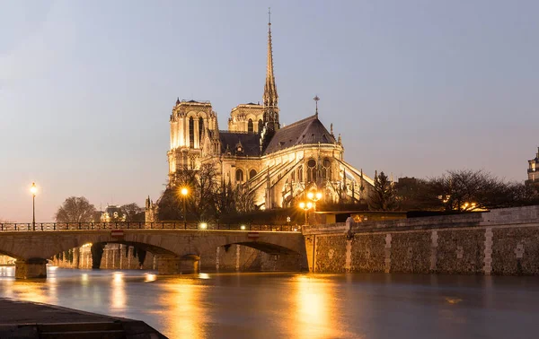 ノートルダム大聖堂は パリで最も訪問された記念碑の1つである歴史的なカトリック大聖堂で フランスゴシック建築の最高の例の1つと考えられています — ストック写真