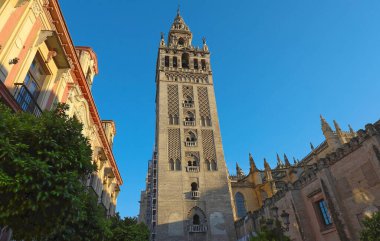 Giralda ünlü kulesi, Almohads tarafından inşa edilmiş ve en yüksek noktasında Giraldillo heykeli ile bir Rönesans çan kulesi ile taç, Sevilla Katedrali, Endülüs, İspanya