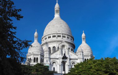 Sacre Coeur, Paris 'in en yüksek noktası olan Montmartre tepesinde yer alan bir Roma Katolik kilisesidir..