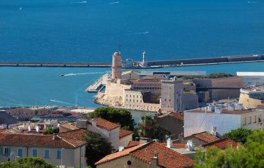 Marsilya 'daki eski limandaki kalenin havadan görünüşü, popüler turistik mekan. Marsilya. Fransa.