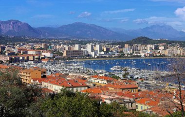 Ajaccio şehrinin evleri, Güney Korsika 'nın başkenti ve limanı..