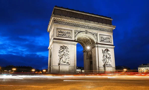 凱旋門はパリで最も有名なモニュメントの1つです フランスのために戦った者と死んだ者を称えます — ストック写真