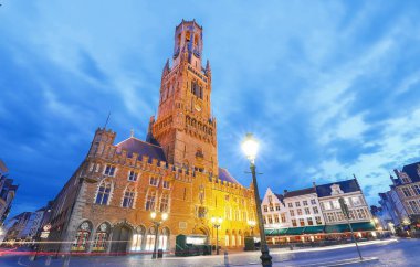 Belçika 'nın ünlü Bruges şehrinin tarihi merkezinde gece vakti çan kulesi..