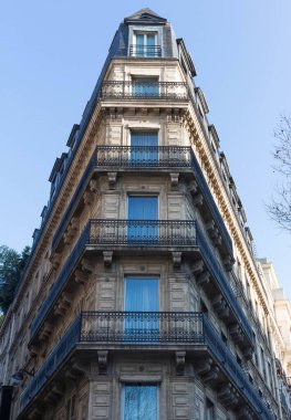 Tipik balkonları ve pencereleri olan geleneksel Fransız evi. Paris, Fransa.