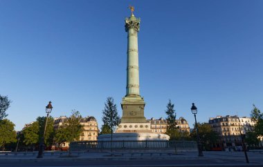 Güneşli bir günde Bastille Meydanı 'ndaki Temmuz Kolonu, Paris, Fransa.