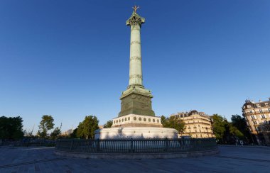 Güneşli bir günde Bastille Meydanı 'ndaki Temmuz Kolonu, Paris, Fransa.