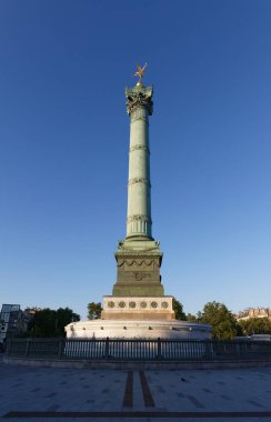 Güneşli bir günde Bastille Meydanı 'ndaki Temmuz Kolonu, Paris, Fransa.