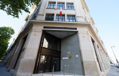Paris, Fransa - 16 Mayıs 2020: Tarım ve Balıkçılık Bakanlığı 'nın girdisi Vaugirard Caddesi' nin 15. bölgesinde yer almaktadır. Fransızca yazı: Tarım ve balıkçılık bakanlığı.