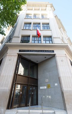 Paris, Fransa - 16 Mayıs 2020: Tarım ve Balıkçılık Bakanlığı 'nın girdisi Vaugirard Caddesi' nin 15. bölgesinde yer almaktadır. Fransızca yazı: Tarım ve balıkçılık bakanlığı.