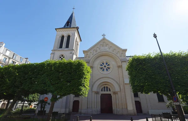 Katholische Kirche Saint Justin Sakrales Gebäude Neomittelalterlichen Stil Mit Glockenturm — Stockfoto
