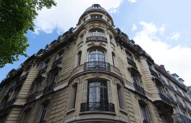 Tipik balkonları ve pencereleri olan geleneksel Fransız evi. Paris, Fransa.