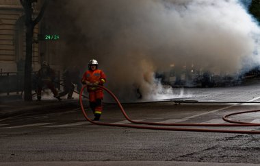 PARIS, FRANCE - 23 Mayıs 2020: Paris sokaklarında kaza. İtfaiyecilerden bazıları yangını söndürüyor. Paris 'teki Zafer Kemeri' nin yakınındaki arabayı..