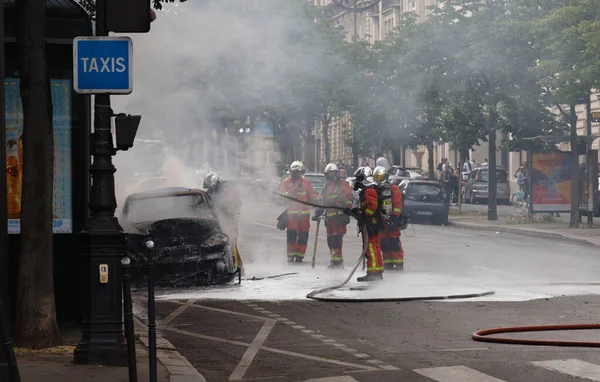 Paris France May 2020 Accident Streets Paris Some Firemen Extinguishing — Stock Photo, Image