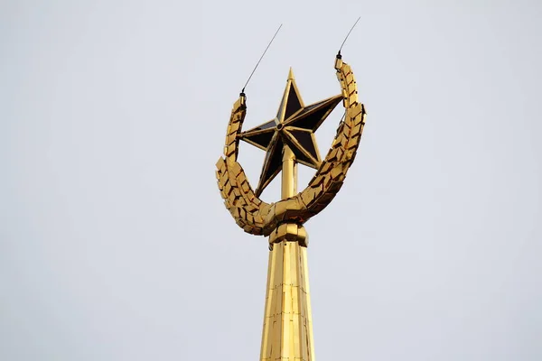 Kulenin üstündeki altın yıldız