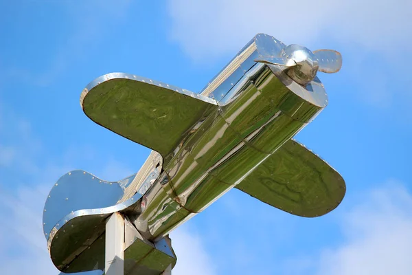 Çatı üstündeki gümüş uçak