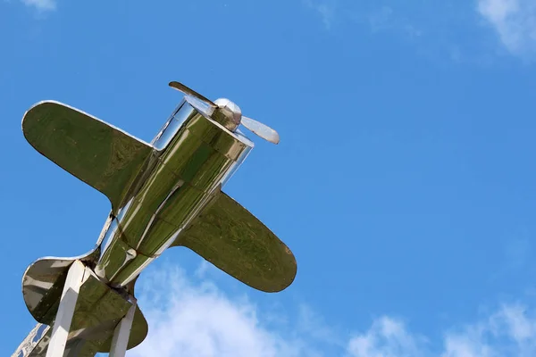 Çatı üstündeki gümüş uçak