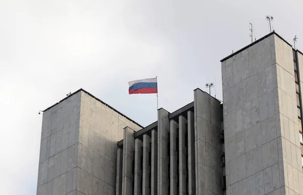Binanın üstüne Rus bayrağı